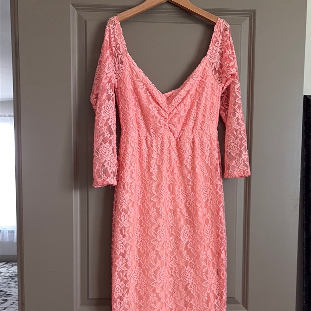 Elegant Peach Maternity Lace Dress
By Mii-Estilo